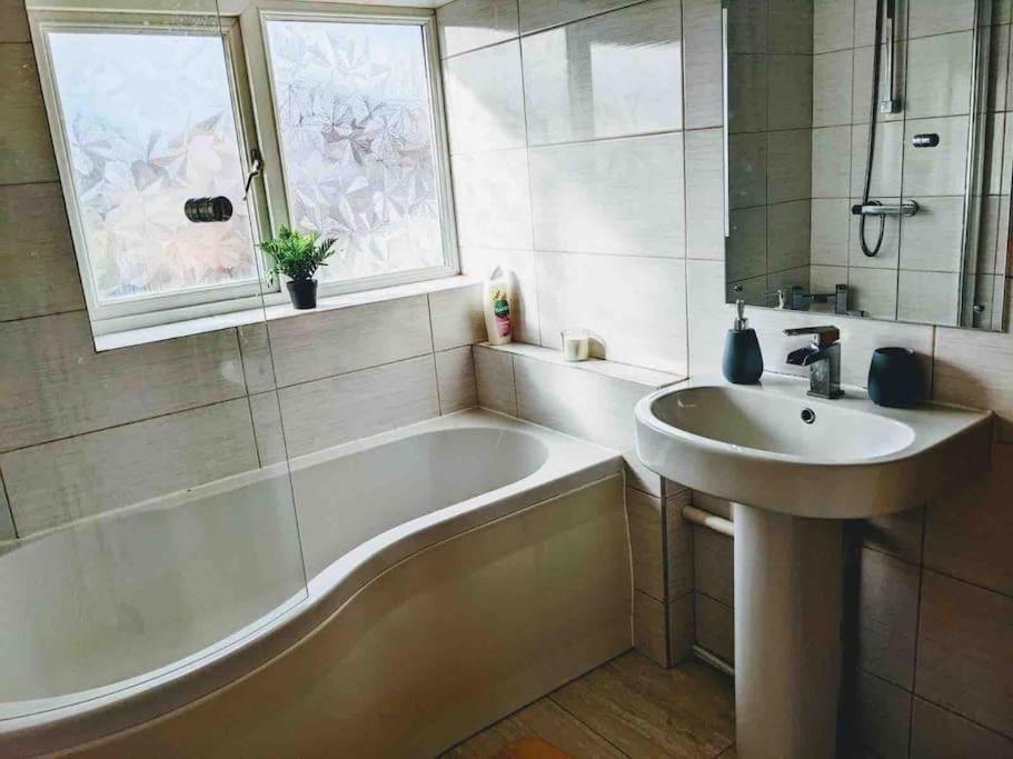 Hidden Gem !Stunning 3 Bedroom Home In Sheffield Handsworth Eksteriør bilde